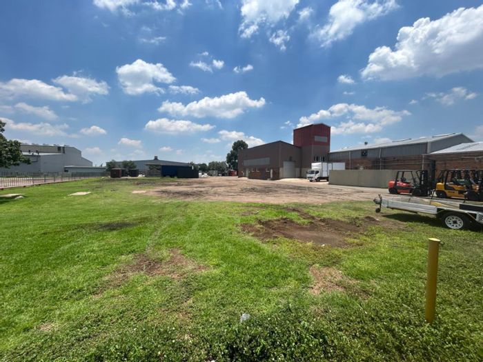 Industrial yard to rent in Anderbolt, secure park, flexible sizes, superlink access.