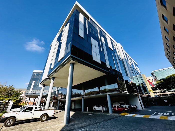 Prime Menlyn Office To Rent: 839m², 24/7 security, parking, and easy access.