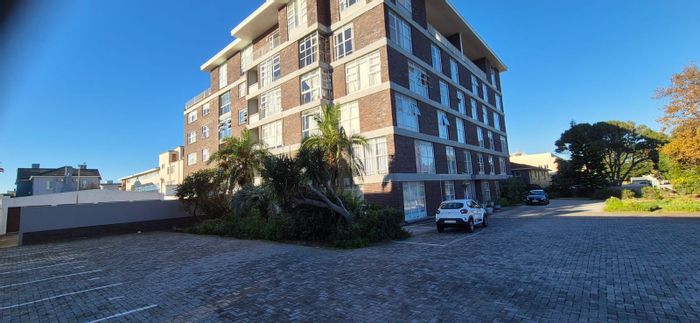 For Sale: 3-bed apartment in St Georges Park with garage, lift access.
