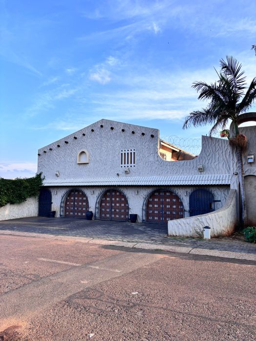 Laudium House For Sale: 6 Bedrooms, Pool, Triple Garage, Outdoor Kitchen.