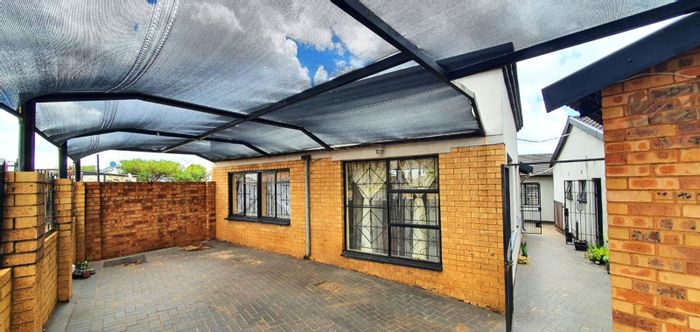 Ennerdale House For Sale: Spacious 4-bedroom home with separate 2-bedroom cottage.