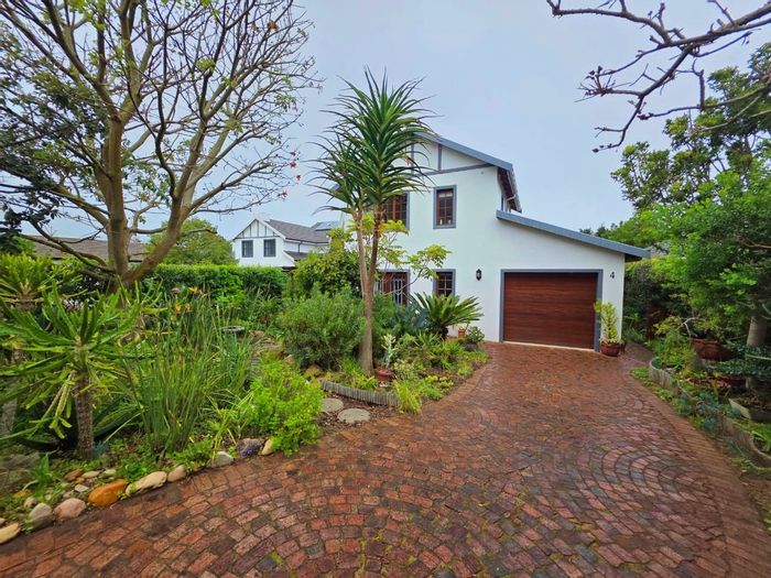 For Sale: 2-bed, 2.5-bath house in Sedgefield Central with secure estate living.