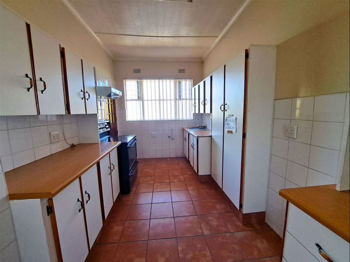 Benoni Central Apartment For Sale: 2 Bedrooms, 2 Bathrooms, Secure Garage.
