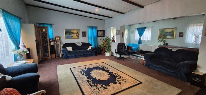Cason House For Sale: 3 bedrooms, flexible layout, study, carports, spacious yard.