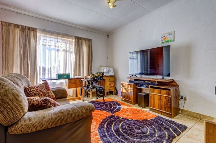 Pomona Townhouse For Sale: 3 beds, 2 baths, garage, customizable layout.