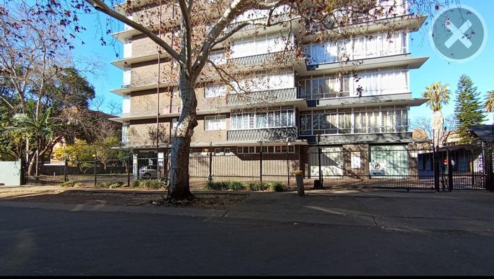2-Bedroom Apartment For Sale in Sunnyside, close to schools and transport.