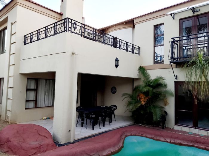 3 Bed, 4 Bath Townhouse To Rent in Sunninghill with pool and pet-friendly garden.