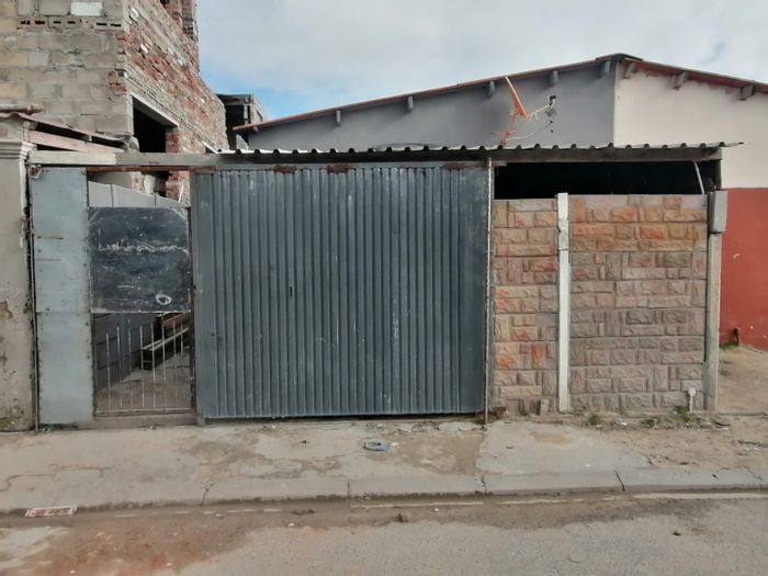 For Sale: House in Tafelsig with 2 bedrooms, parking, and renovation potential.