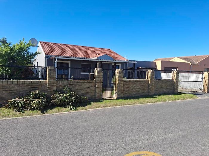 Electric City House For Sale: 3 bedrooms, near schools, transport, and amenities.