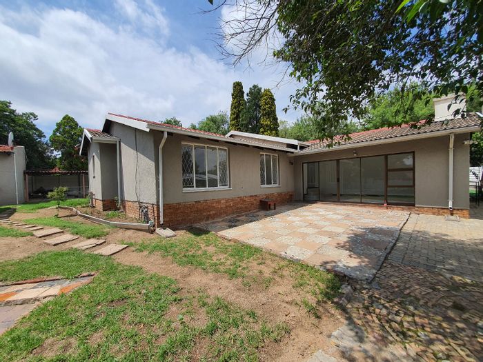 House To Rent in Bloubosrand: Private bedroom, ensuite bathroom, secure living.
