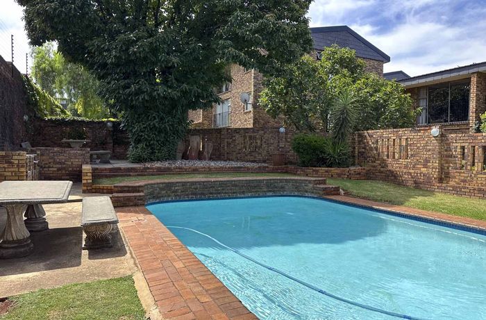 Eastleigh Apartment To Rent: 2 Bedrooms, Pool, Braai Area, Lock-up Garage.