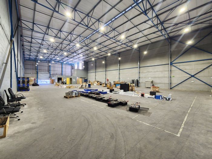 Industrial property in Firgrove to rent: 2,072m², multiple roller doors, secure access.