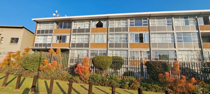 Eastleigh Apartment For Sale: 1 bed, patio, parking, near shops, secure living.