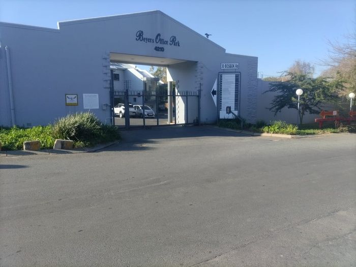 Commercial office for sale in Randpark Ridge: 134m², balcony, garage, security.