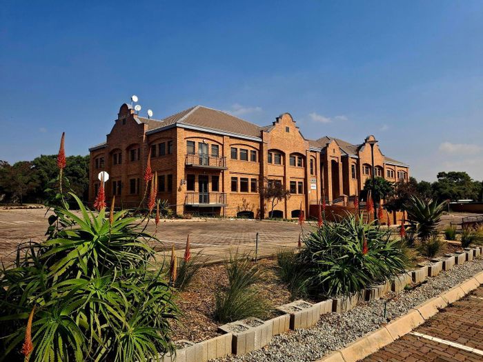 Faerie Glen Commercial Office Park To Rent: Flexible layout, parking, and amenities.