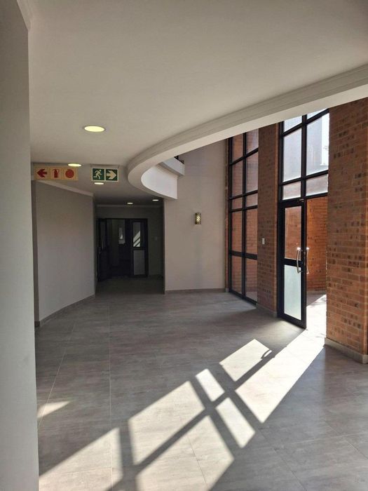 Commercial Office To Rent in Faerie Glen: Open-plan, boardroom, 7 offices, ample parking.