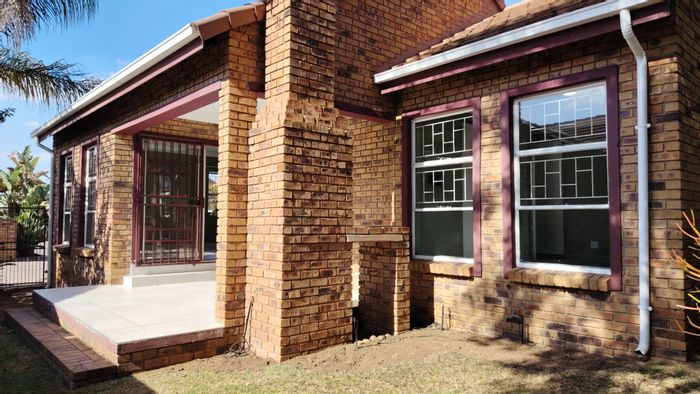 Townhouse For Sale in Amberfield Crest: 2 beds, patio, garden, garage.