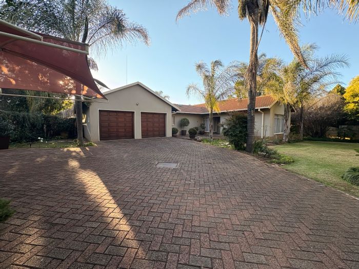 Wilkoppies House For Sale: 3 Beds, Pool, Solar Power, Borehole, Study.