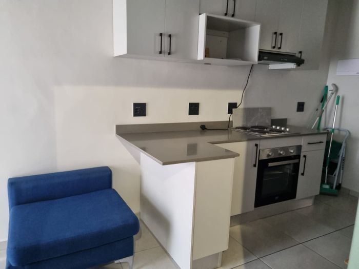 Belhar Apartment For Sale: Secure complex, open plan kitchen, ensuite, ideal investment.