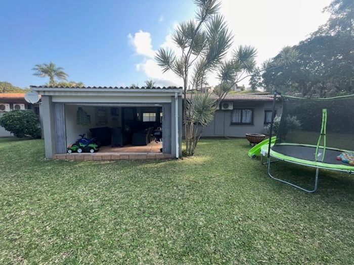 For Sale: Townhouse in Port Edward Central, near golf course and local amenities.