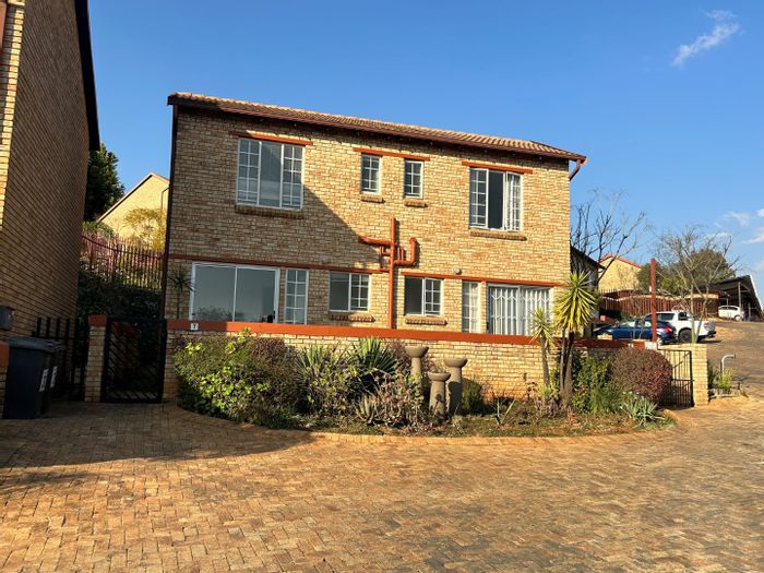Wilgeheuwel Townhouse For Sale: Pet-friendly, garden, pool, and secure complex amenities.