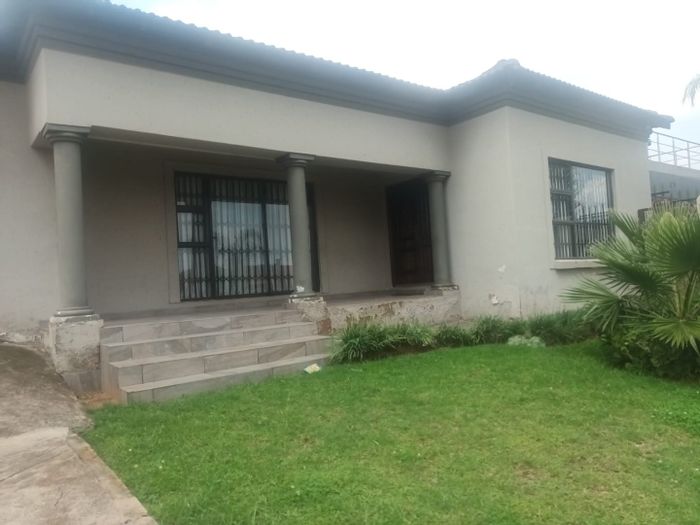 For Sale: House in Spruit View, 3 bedrooms, double garages, near amenities.