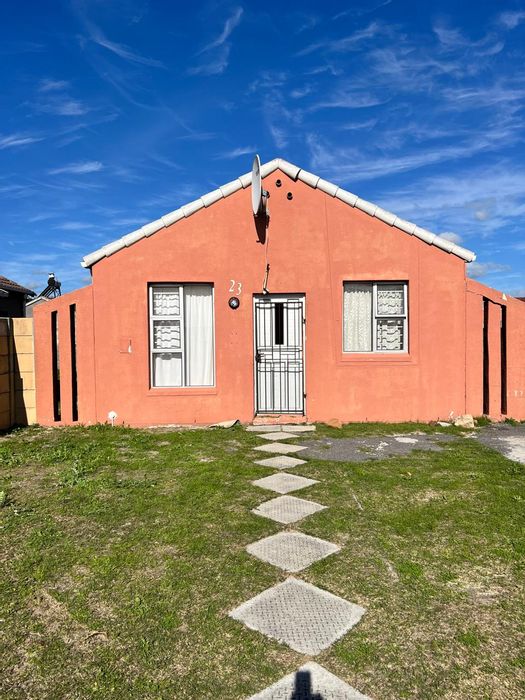 2-Bedroom House For Sale in Colorado Park with spacious yard and convenient amenities.