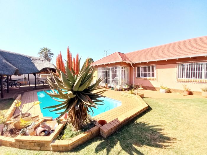 Edendale House For Sale: 3 Bedrooms, Granny Flat, Pool, Corner Stand, Great Potential.