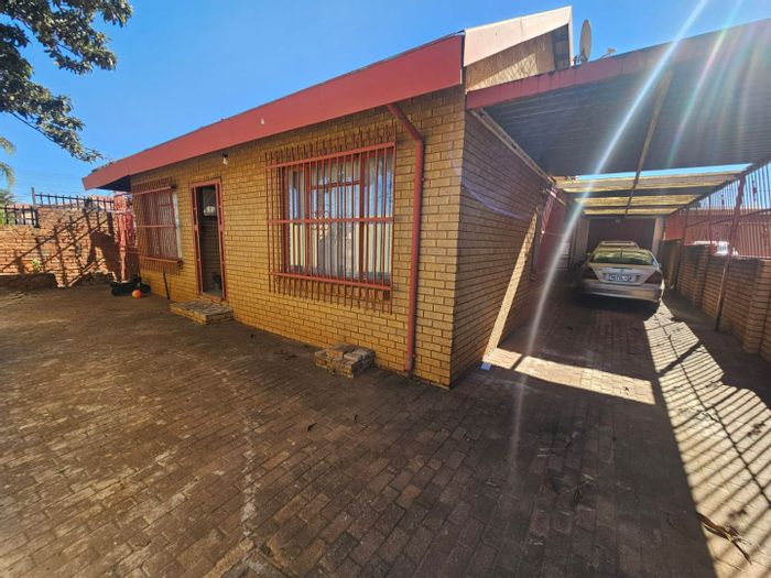 For Sale: Spacious 4-Bedroom House in Laudium with Courtyard and Domestic Quarters.
