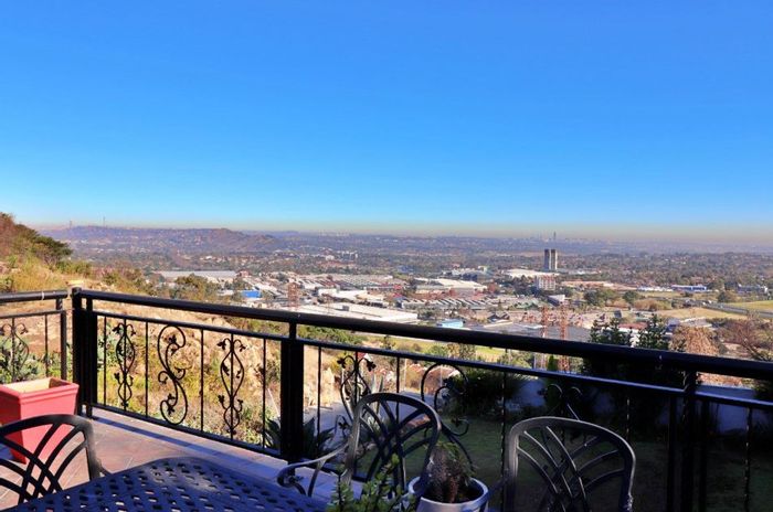 Sunnyridge House For Sale: Family home with flatlet, entertainment areas, and security features.