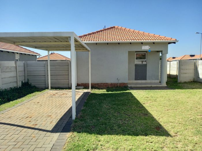 House To Rent in Zandfontein AH with 3 bedrooms and open-plan living space.