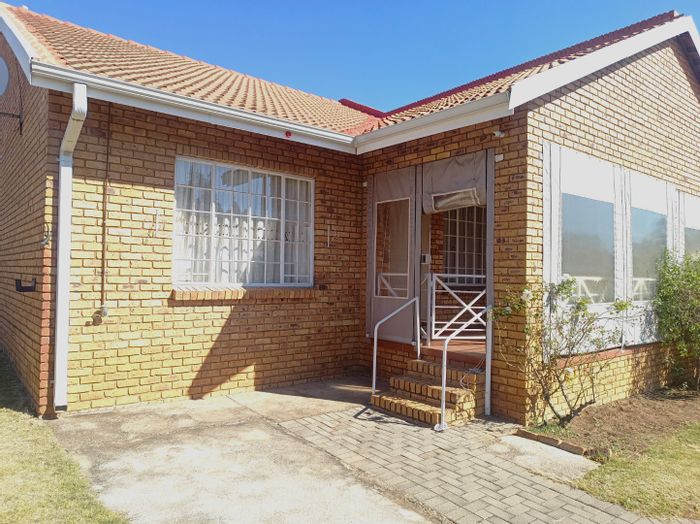 2-Bedroom Apartment in Cullinan Central For Sale with Garage and Private Patio.