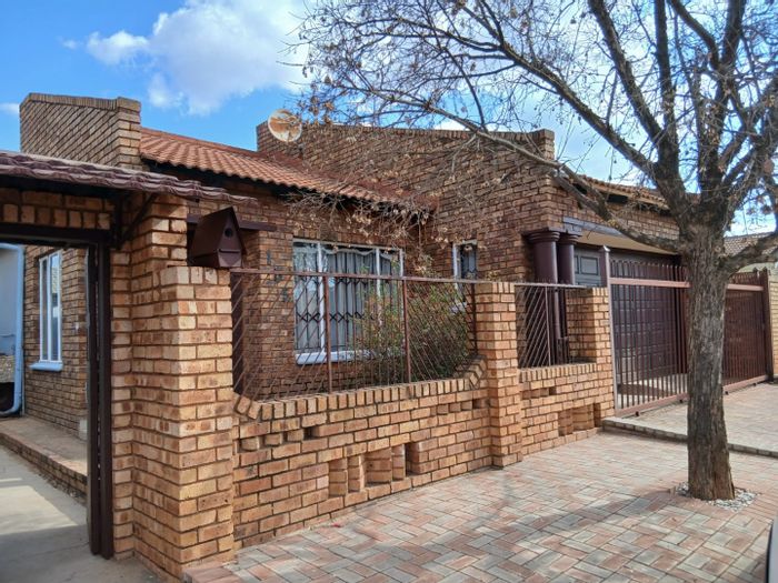 Spacious 4-bedroom house with double garage in Danville, For Sale.