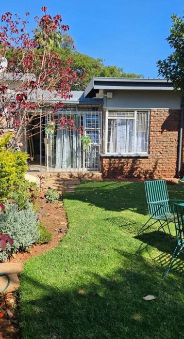 Townhouse for sale in Wonderboom: 3 bedrooms, garden, garage, near schools.