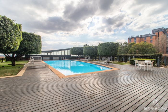 Morningside Apartment To Rent: 3 beds, en-suite, gym, pool, secure parking.