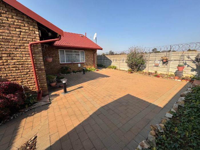 Glen Marais Townhouse For Sale: 2 beds, double garage, spacious lounge, and dining.