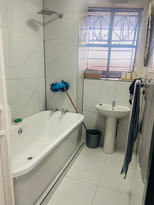 For Sale: 3-bedroom apartment in Arcadia with secure parking and investment potential.