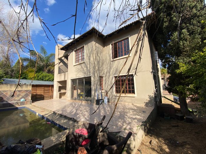 4-Bedroom House in Craigavon For Sale with Balconies, Garage, and Wendyhouse.