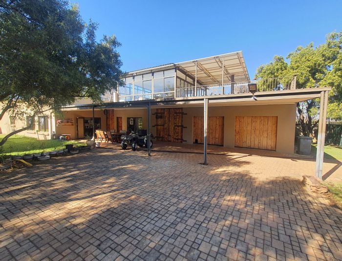 Rietfontein AH Farm For Sale: 3 Bachelor's units, pool, jacuzzi, top security.