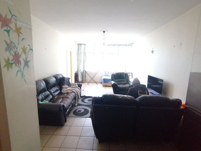 Spacious 2-bedroom apartment in Sunnyside, For Sale with parking and investment potential.