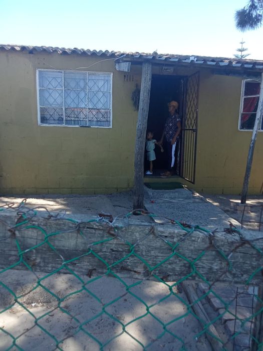 Kleinvlei House For Sale: 2 bedrooms, large yard, near schools and transport.