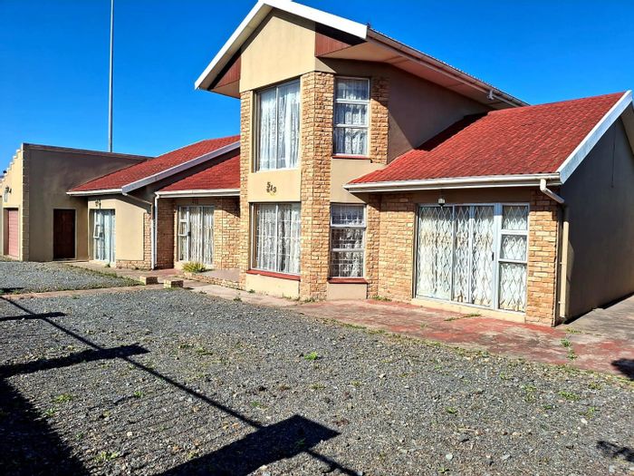 For Sale: House in Mdantsane Nu 17 with 5 beds, flatlet, and 3 garages.