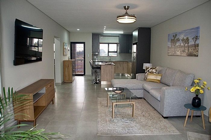 Die Hoewes Apartment For Sale: 24-hour security, pool, clubhouse, and easy transport access.