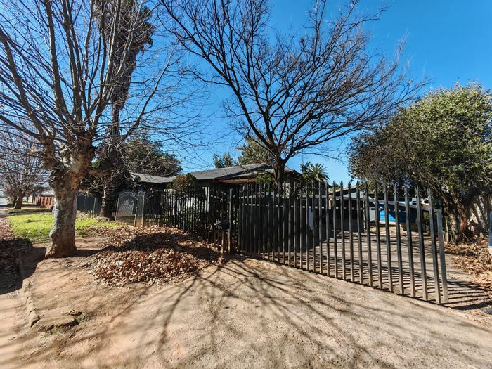 Dalview House For Sale: 3 beds, granny flat, spacious layout, investment potential.