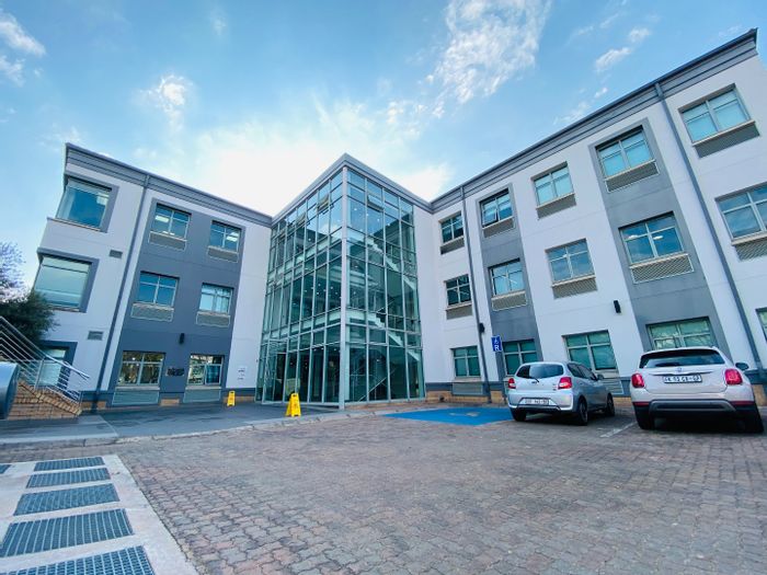 Commercial office to rent in Hillcrest with reception, boardroom, and parking.