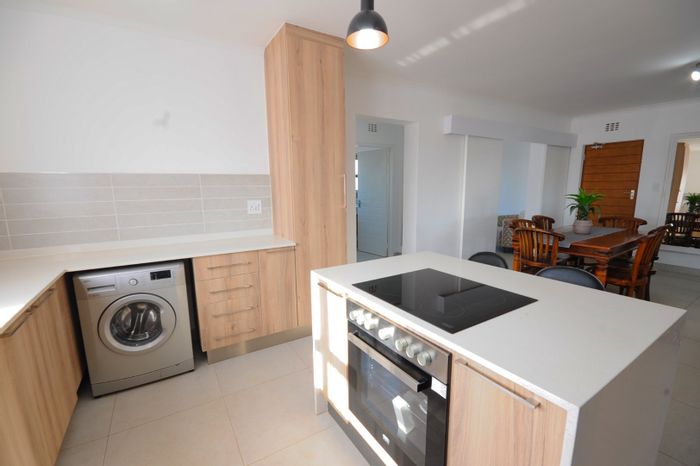 Glen Marais Apartment To Rent: Secure estate, U-shape kitchen, double carports.