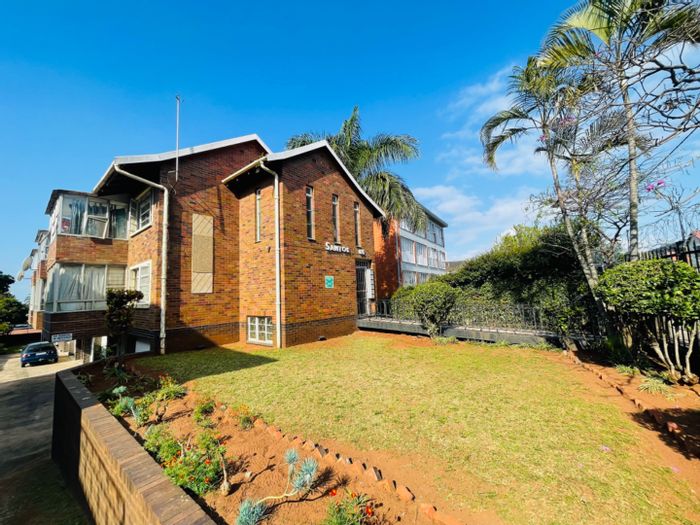 Bulwer Apartment To Rent: 2.5 bedrooms, garage, near shopping and transport routes.
