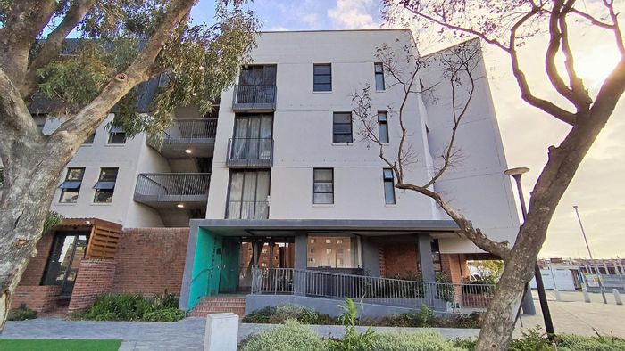 For Sale: Apartment in Pinelands with 2 bedrooms, shopping center, and sports facilities.