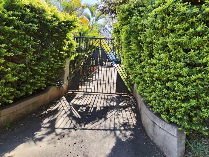 Hillcrest Park House For Sale: 4 Bedrooms, Cottages, Pool, and Entertainment Spaces.