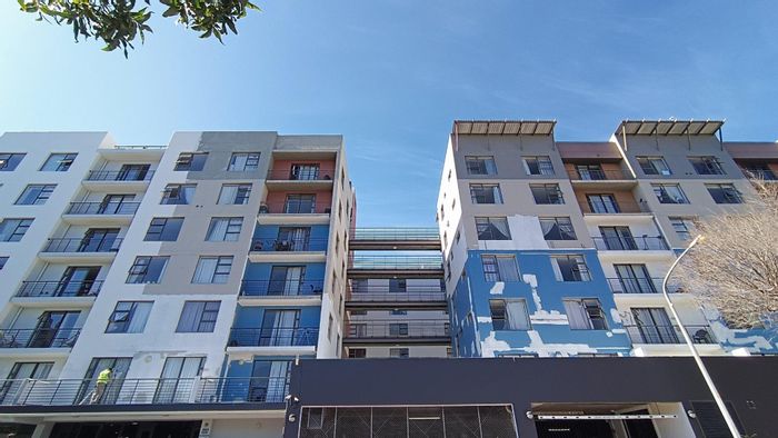 For Sale: Apartment in Zonnebloem with rooftop pool, secure parking, and 24/7 security.